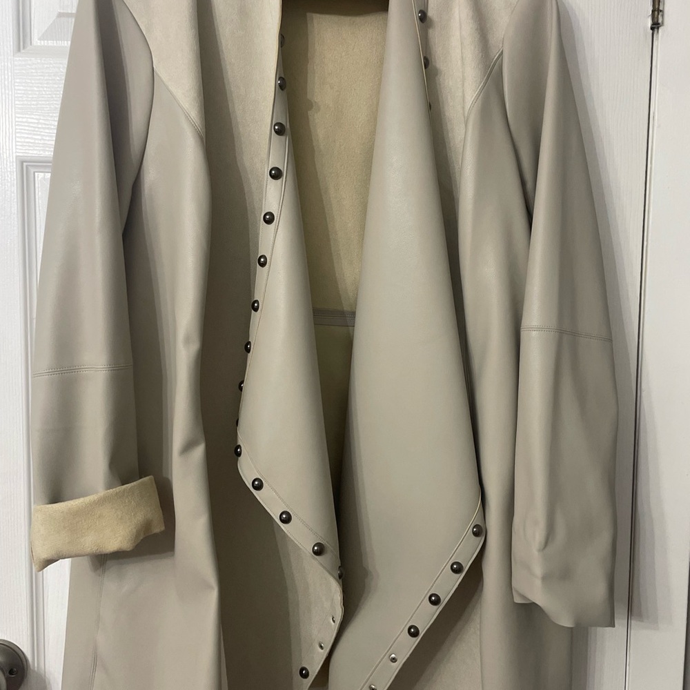 Sophisticated Gray Trench Coat with Relaxed Draped Style